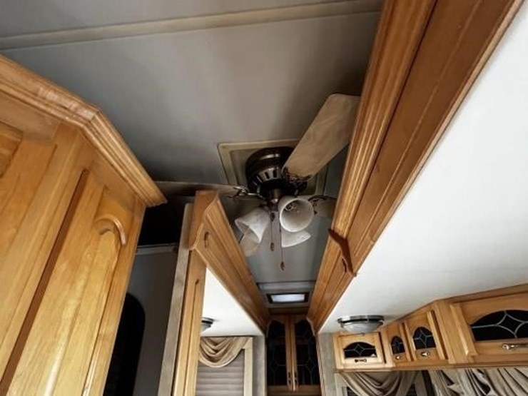 l1--2006-escalade-32'-travel-trailer-image-27