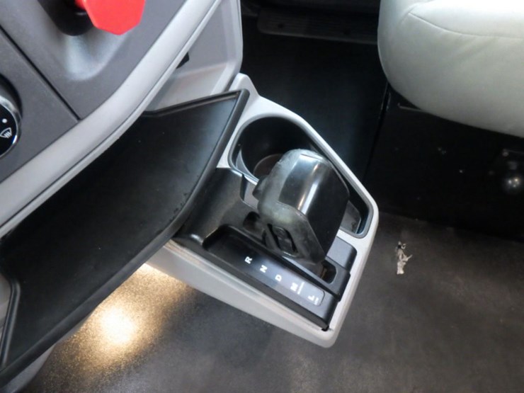 2018-peterbilt-579-image-17