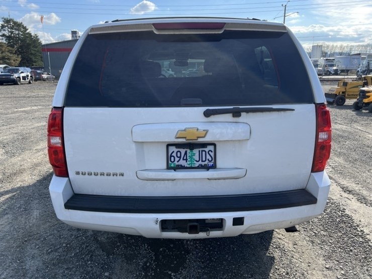 2013-chevrolet-suburban-image-5