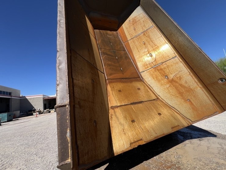 2013-caterpillar-740b-image-49