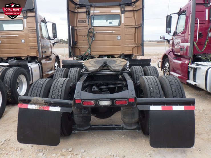 2023-volvo-vnl-300-image-10