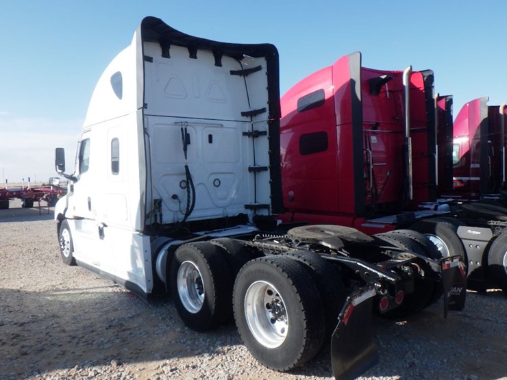 2021-freightliner-cascadia-126-image-14