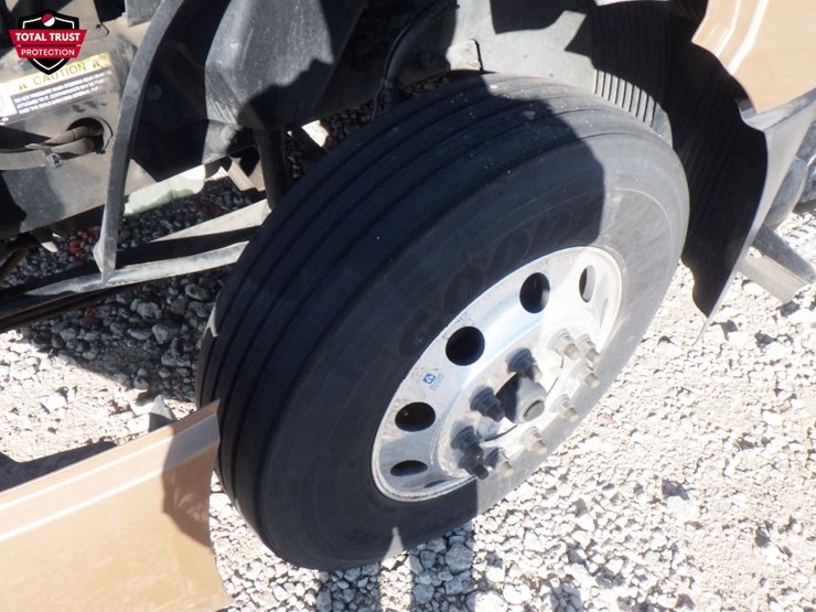 2022-volvo-vnl-300-image-17