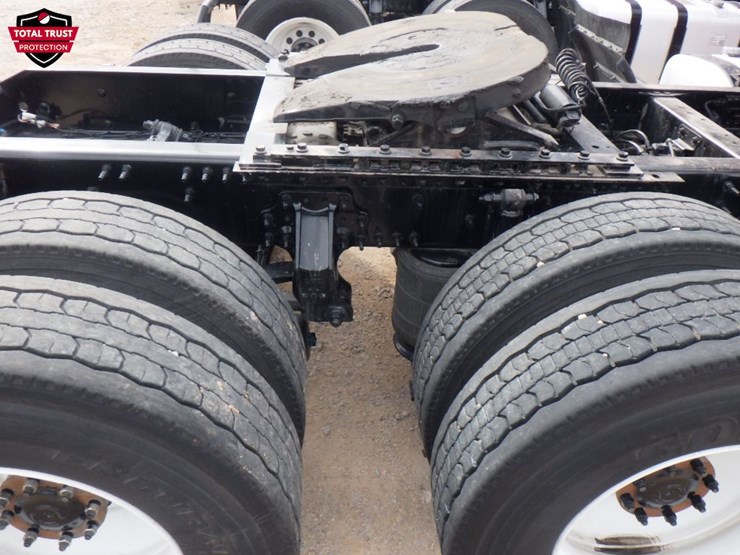 2024-volvo-vnl-300-image-4