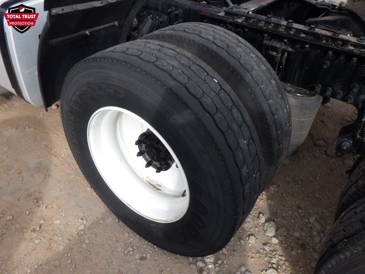 2024-volvo-vnl-300-image-13