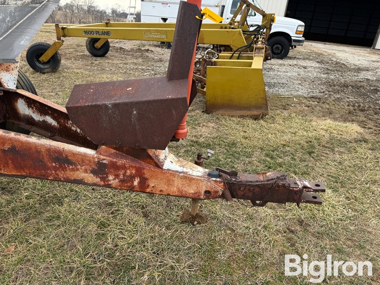 mobility-6.5-ton-pull-type-fertilizer-spreader-image-12