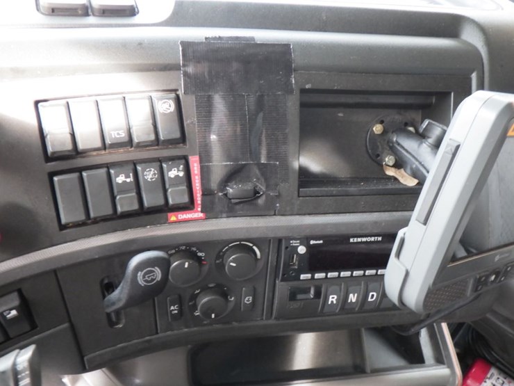 2022-volvo-vnl-760-image-19