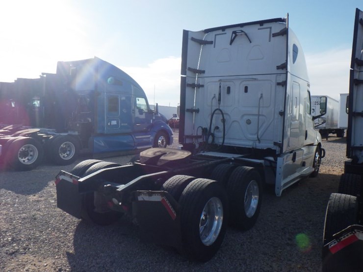 2020-freightliner-cascadia-126-image-7