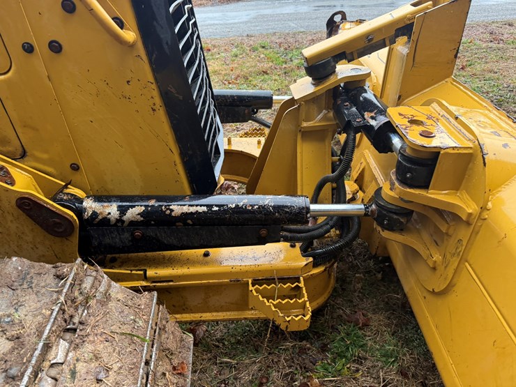 2023-caterpillar-d1-image-11