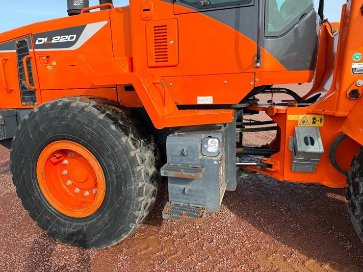 2017-doosan-dl220-5-image-11