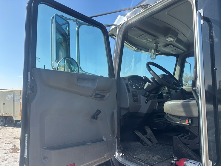 2015-peterbilt-337-image-23