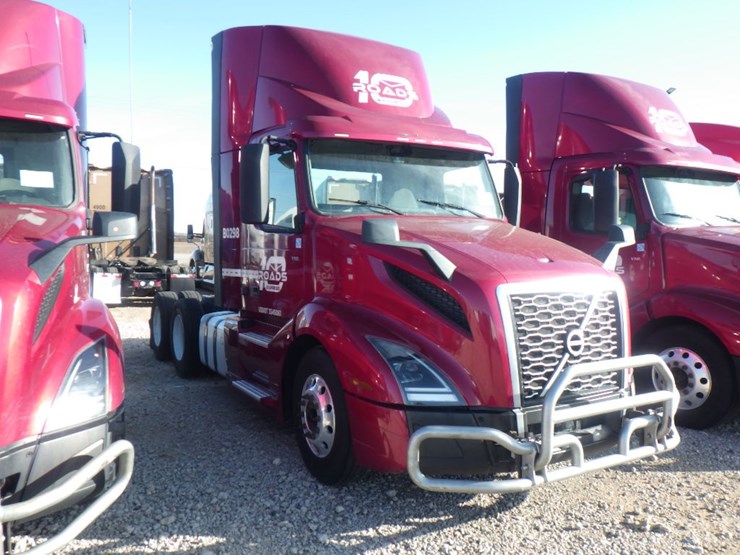 2021-volvo-vnl-300-image-3