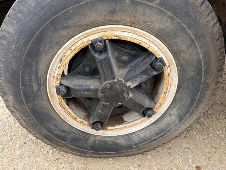 l2---1974-gmc-6500-grain-truck-image-20