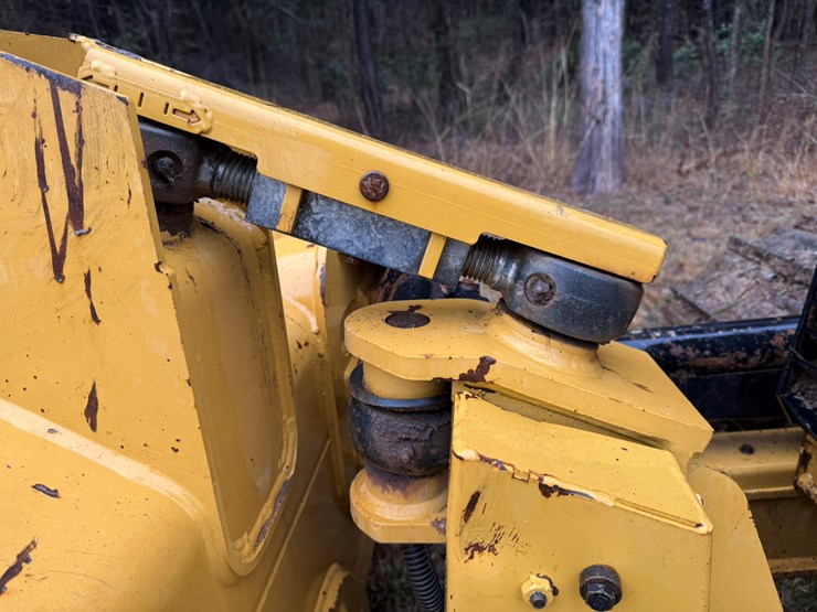 2023-caterpillar-d1-image-16