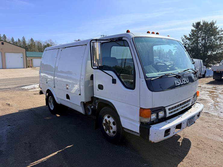 2001-isuzu-npr-image-3