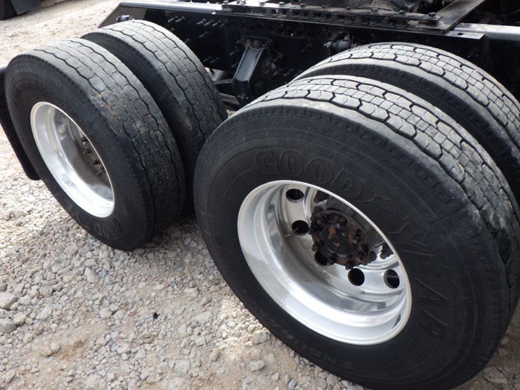 2022-volvo-vnl-300-image-7