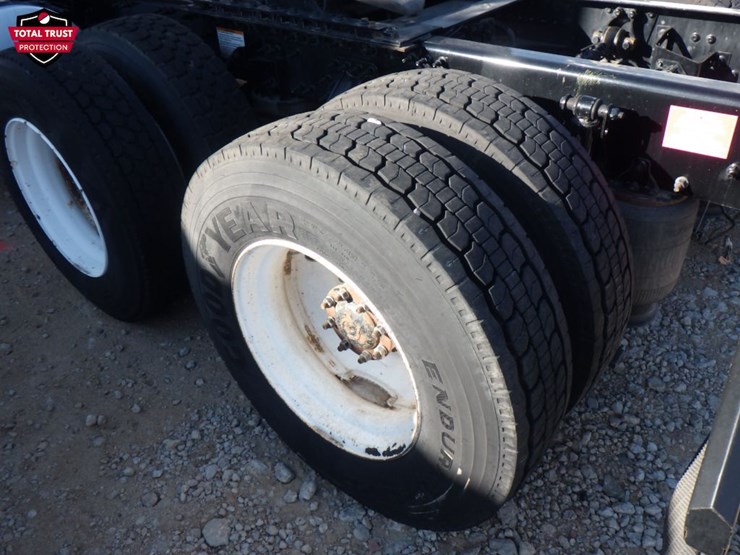 2022-volvo-vnl-300-image-14