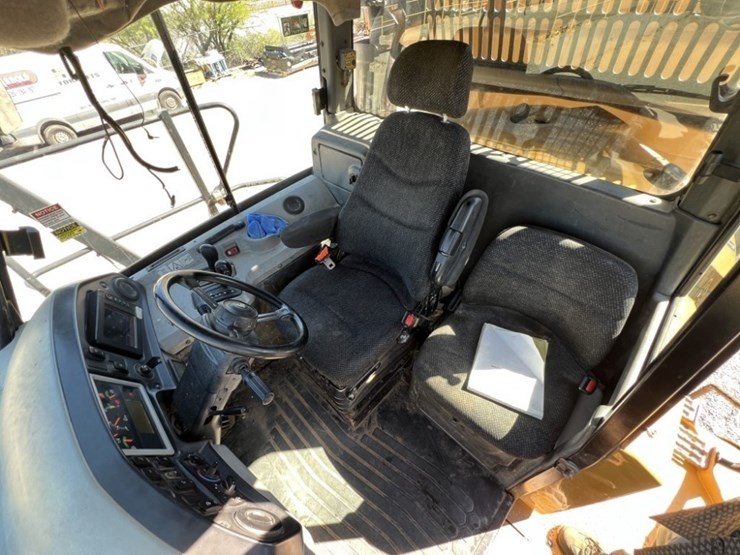 2013-caterpillar-740b-image-32