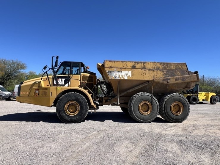 2012-caterpillar-740b-image-2