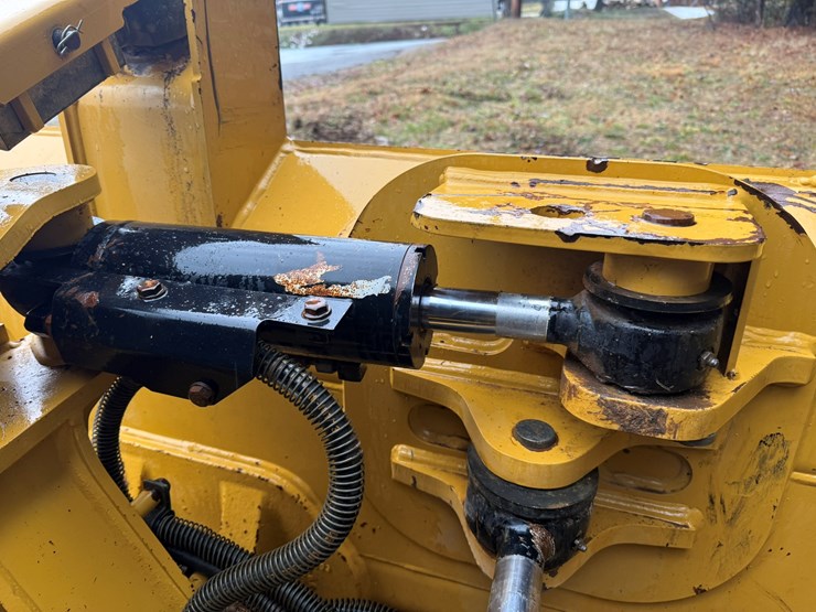 2023-caterpillar-d1-image-12