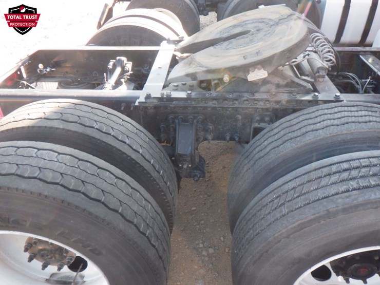 2022-volvo-vnl300-image-4