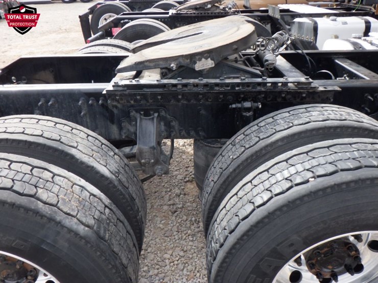 2022-volvo-vnl-300-image-9