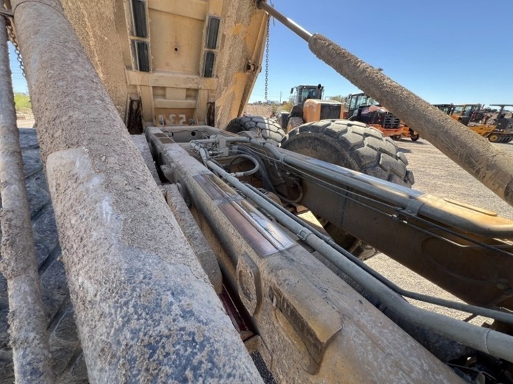 2012-caterpillar-740b-image-52