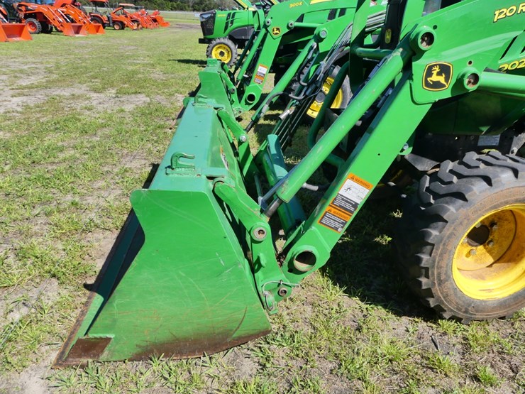 2025-john-deere-2025r-image-11