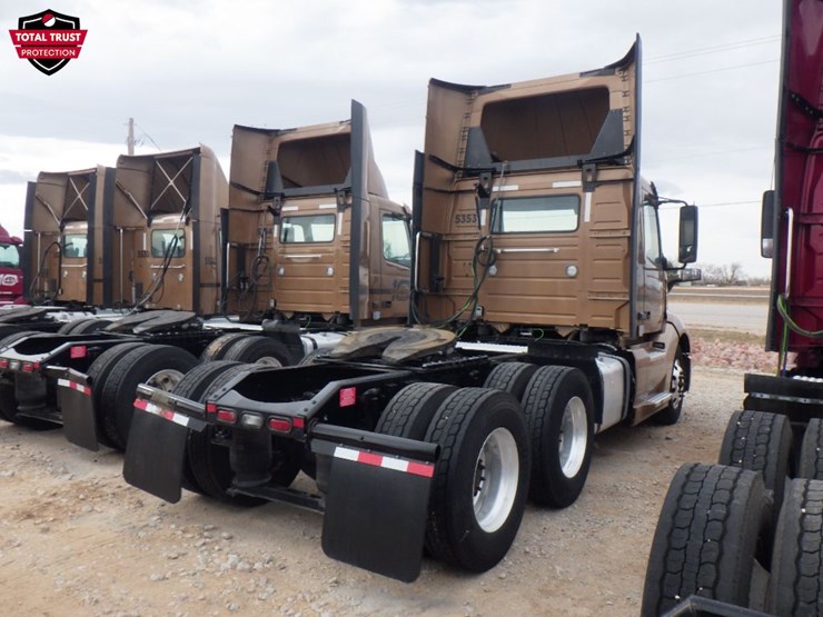 2023-volvo-vnl-300-image-9