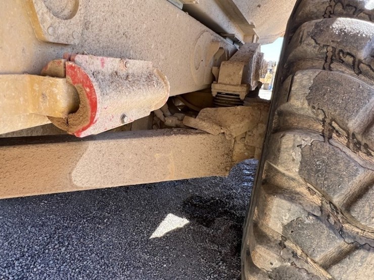 2013-caterpillar-740b-image-13