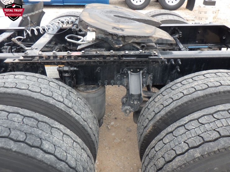 2023-volvo-vnl-300-image-14