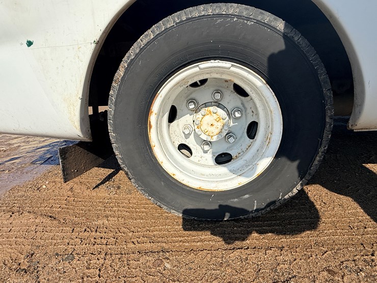 2004-isuzu-npr-image-57