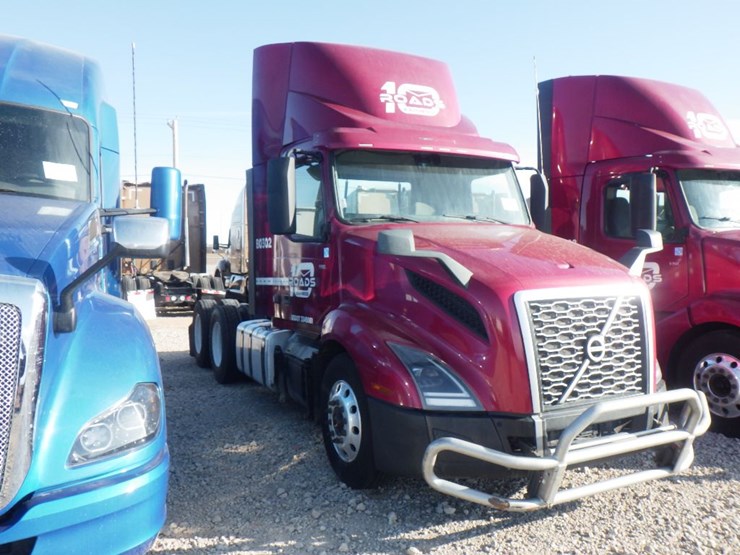 2021-volvo-vnl-300-image-3