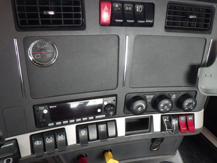 2023-kenworth-t680-image-16