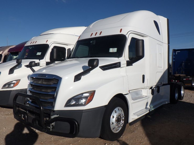 2020-freightliner-cascadia-126-image-1