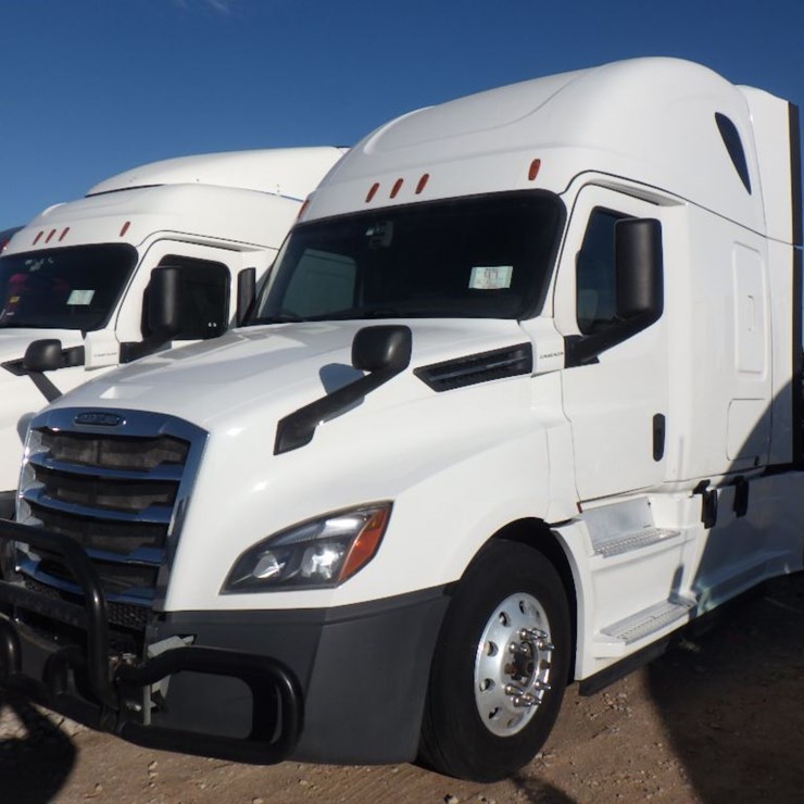 2020 FREIGHTLINER CASCADIA 126