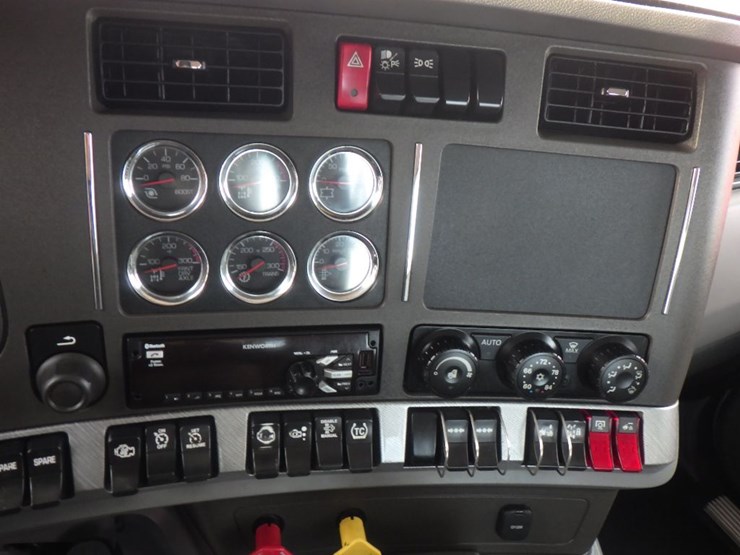 2016-kenworth-t880-image-17