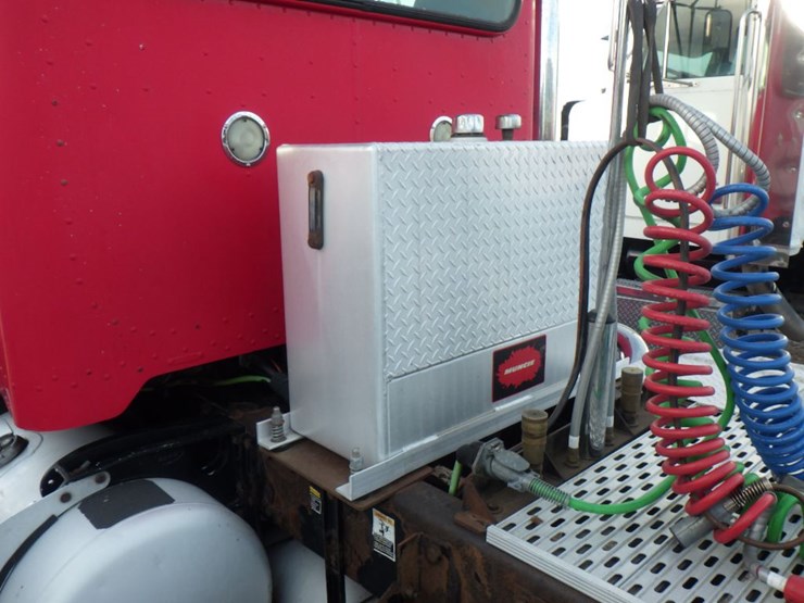 2002-peterbilt-385-image-15