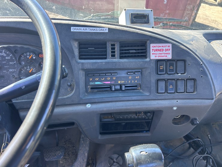 #1694-•-2004-isuzu-cab-and-chassis-image-41