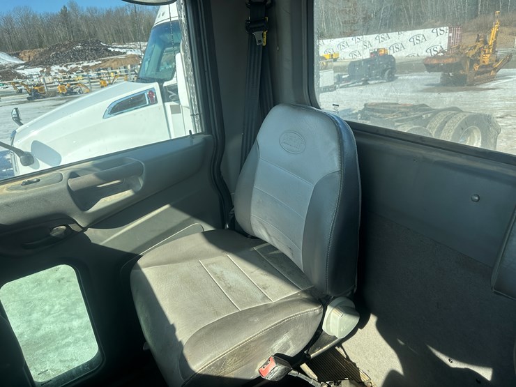 2015-peterbilt-337-image-37