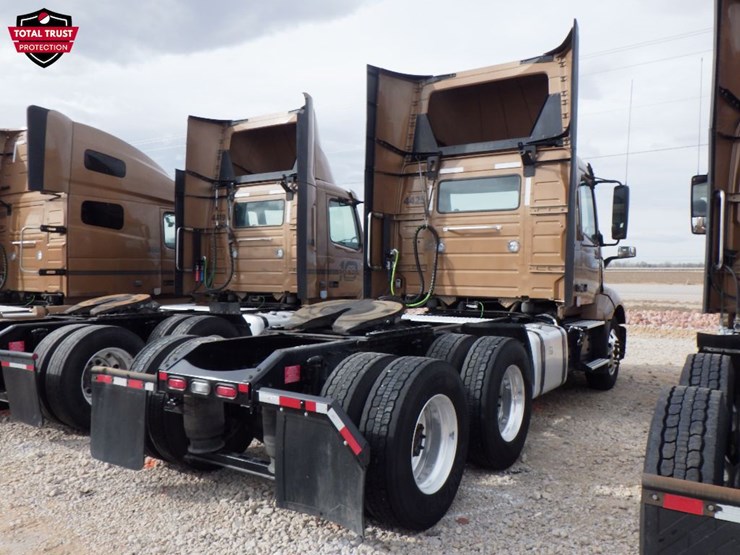 2022-volvo-vnl-300-image-10