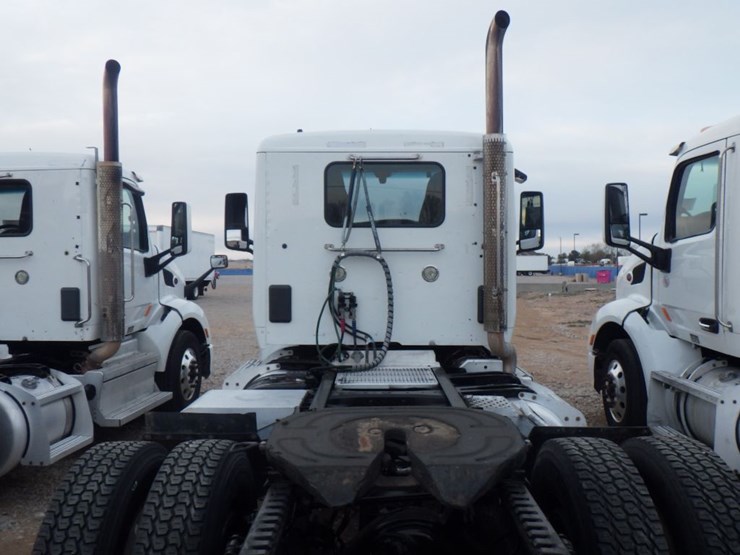 2018-peterbilt-579-image-10