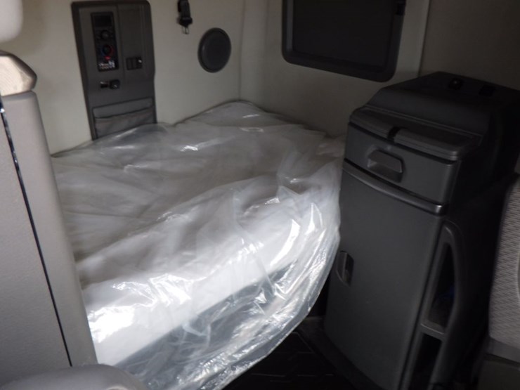 2022-volvo-vnl-760-image-7