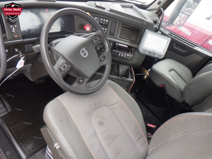 2023-volvo-vnl-300-image-16