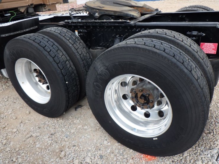 2022-volvo-vnl-300-image-11