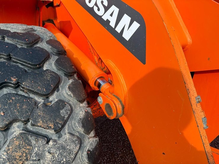 2017-doosan-dl220-5-image-30