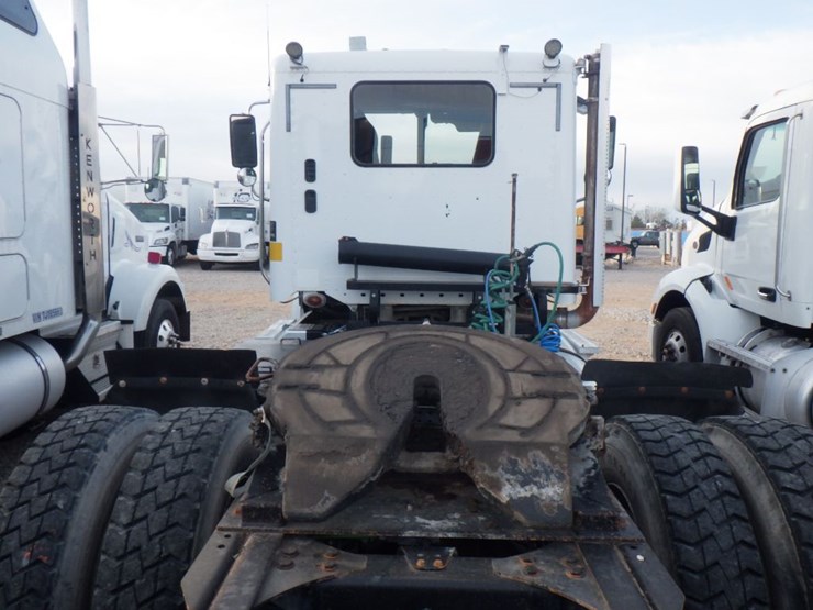 2014-freightliner-coronado-image-11