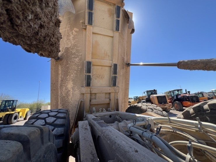 2013-caterpillar-740b-image-54