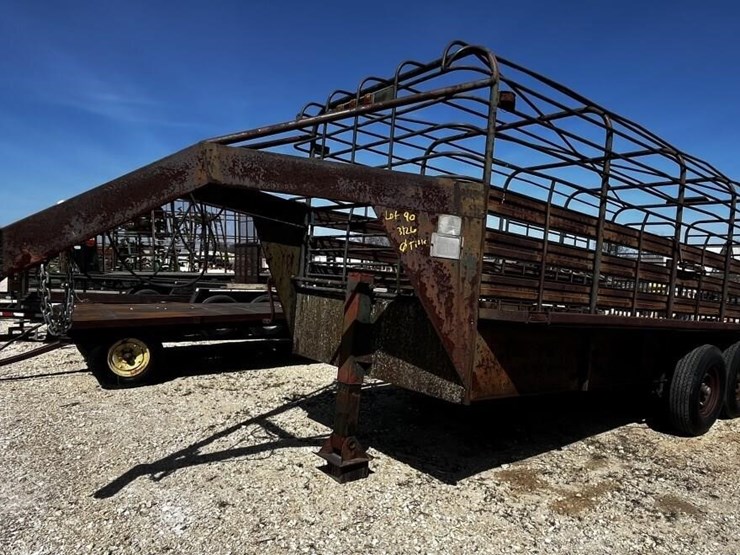 l2--16'-gooseneck-livestock-trailer-image-1