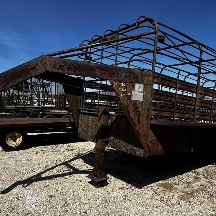 L2- 16' Gooseneck Livestock Trailer